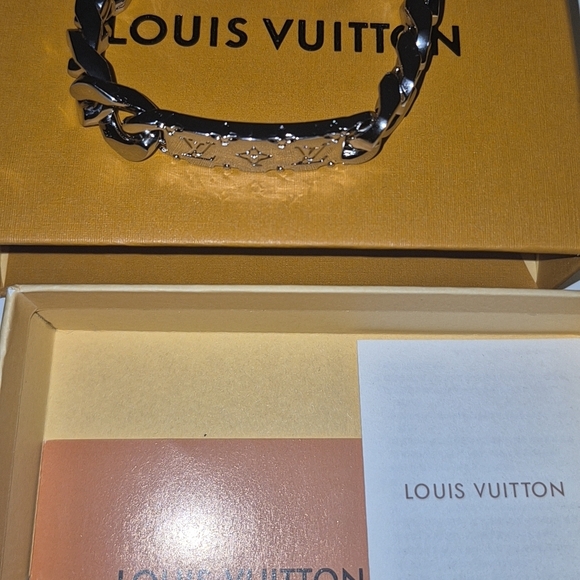 Louis Vuitton Twisted Silver Bracelet - Picture 2 of 4